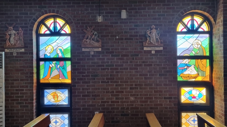 완주 봉동성당 십자가의 길, 스테인드글라스