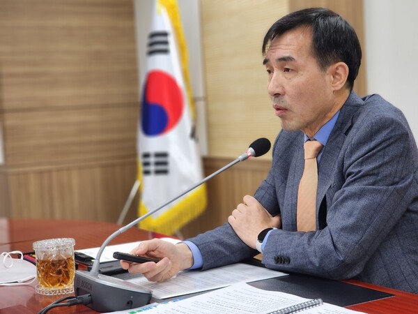 콜레스테롤 검사 결과를 보는 중년의 모습