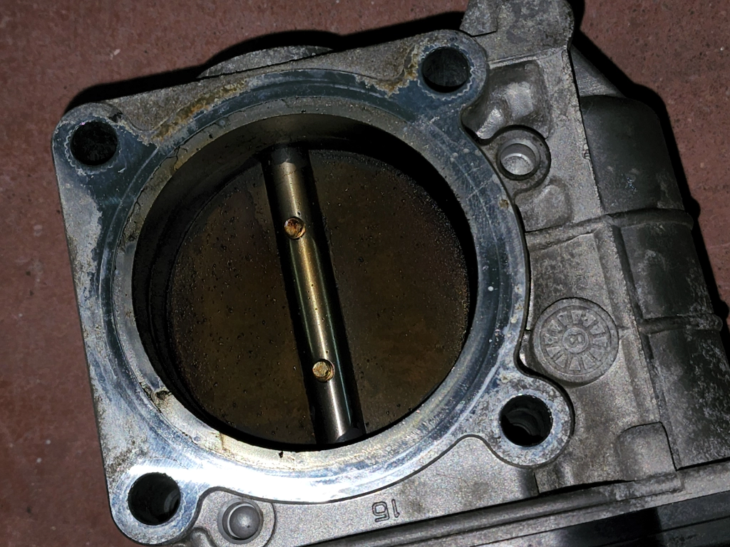 스로틀 바디 - 엔진쪽 오염 상태