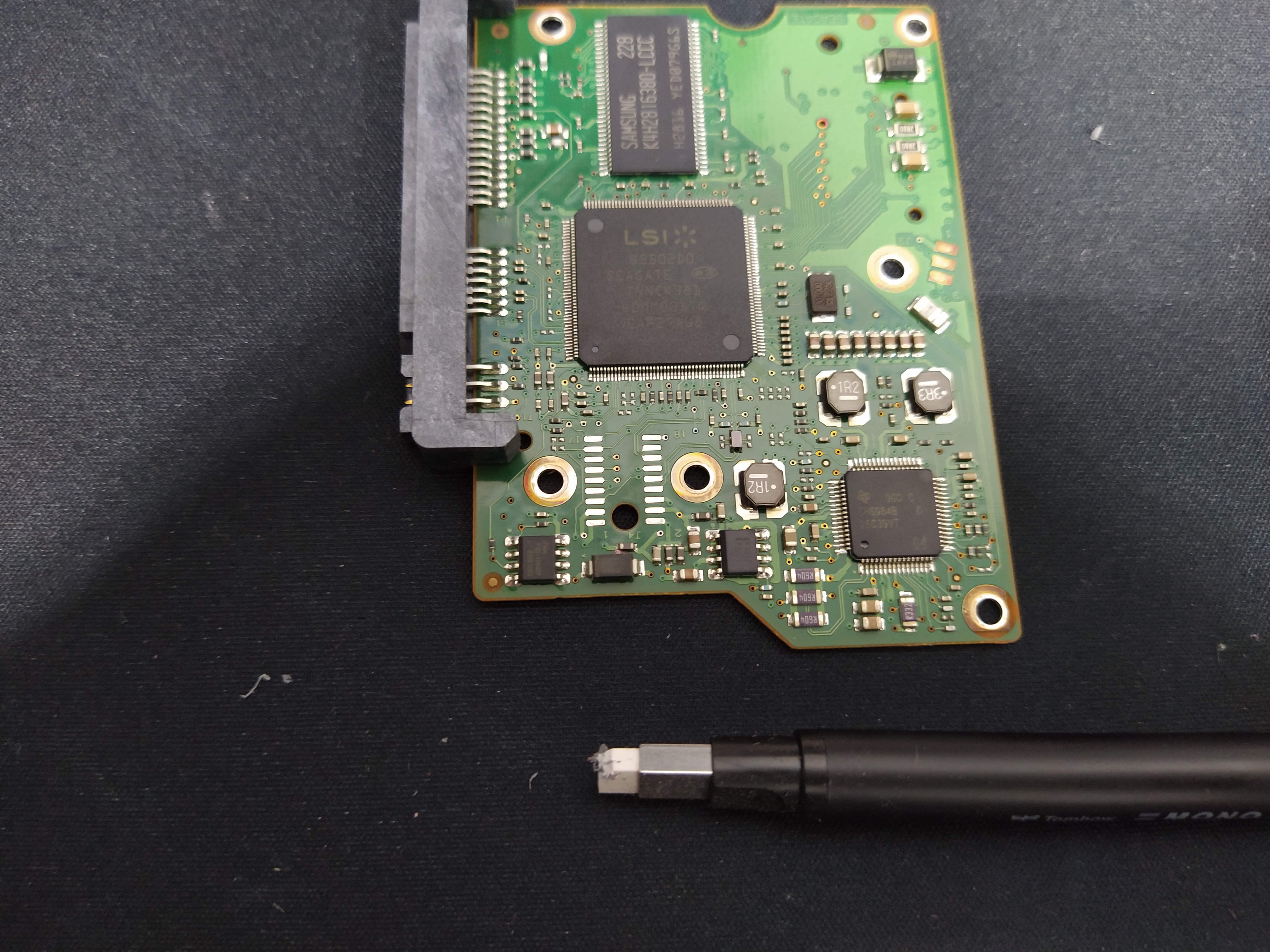 네모난 샤프형 지우개가 닦아내기 좋음