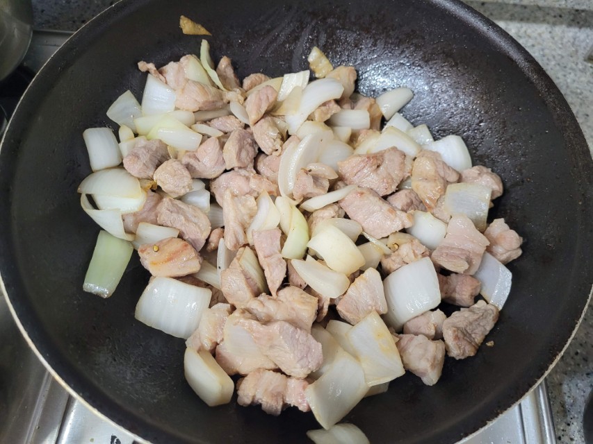 양파와 먼저 볶아 단맛을 끌어내는 과정
