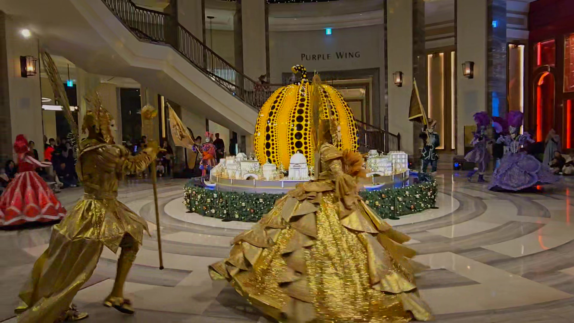 인천 파라다이스 시티에서 진행 중인 GOLDEN MARCHING PARADE 공연 모습. 금빛 의상을 입은 퍼포머들이 무대 중앙에서 행진하며 춤추는 장면