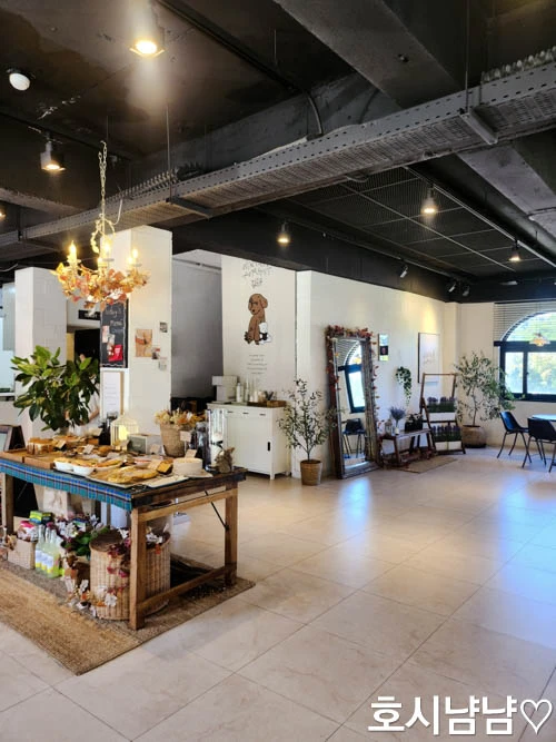 검단산 윈터포레스트1224 카페 포토존 &ndash; 거울과 소품이 어우러진 여유로운 분위기의 인테리어