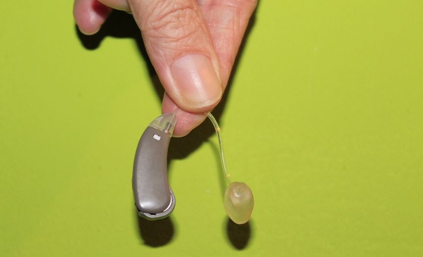 보청기 잡고있는 손