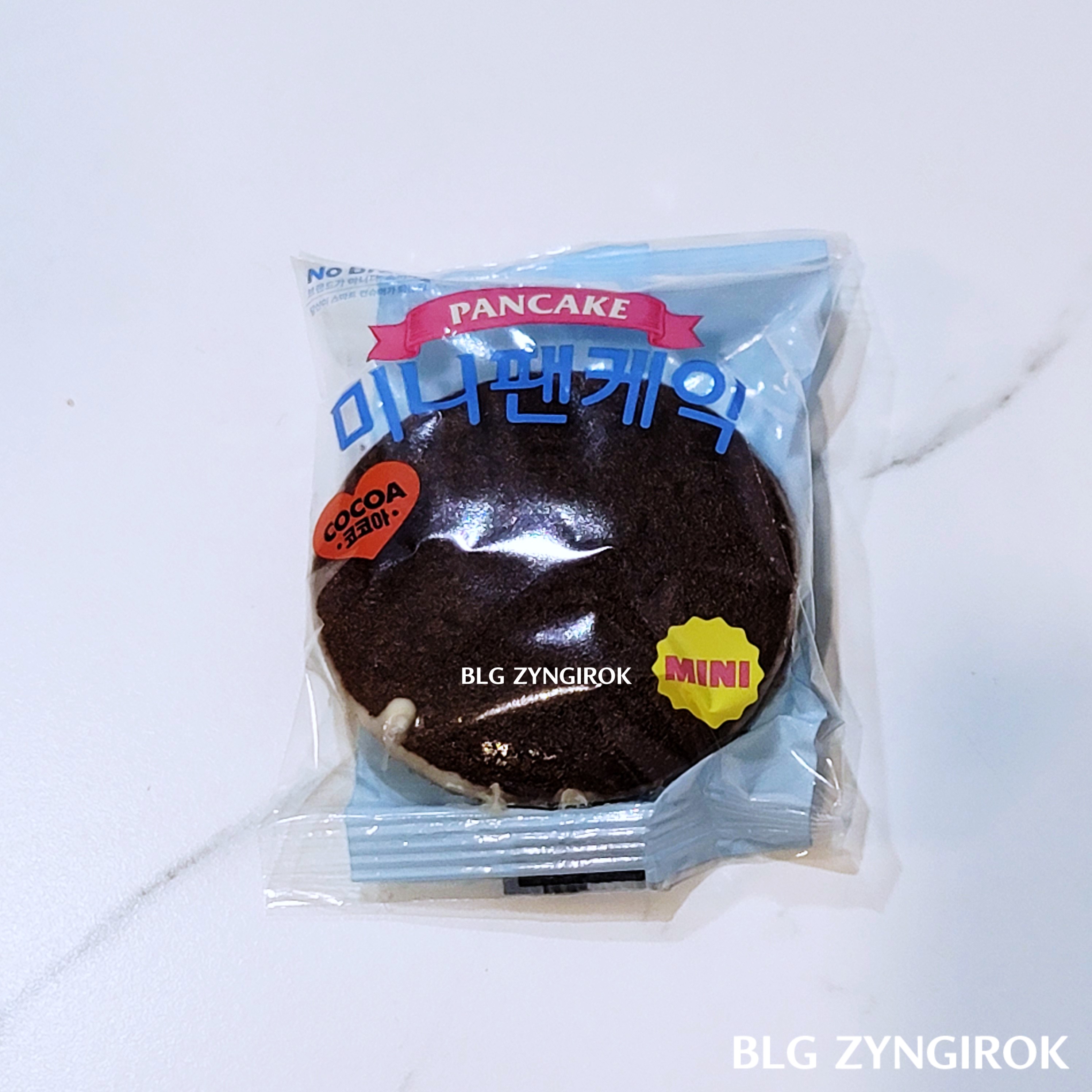 노브랜드 팬케이크 코코아가 한 개 테이블 위에 놓여있다.