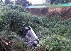 절벽-아래로-떨어져-바닥에-처박힌-흰색-승용차