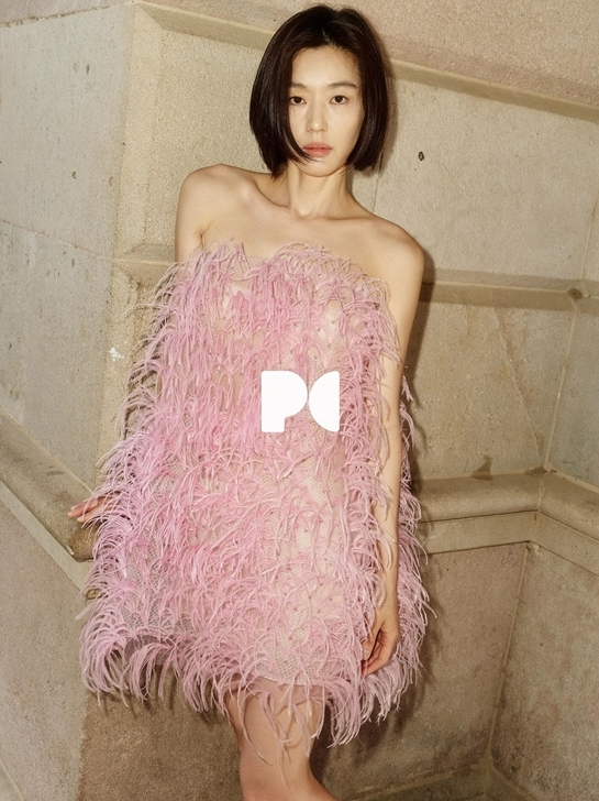 전지현 단발 스타일&amp;#44; 핑크 깃털 드레스로 우아함과 개성을 동시에 표현한 모습