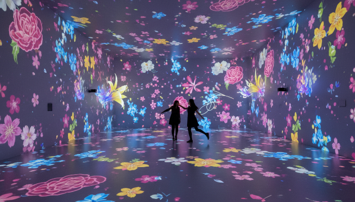 화려한 꽃무늬 빛으로 가득 찬 몰입형 미디어 아트 전시 공간