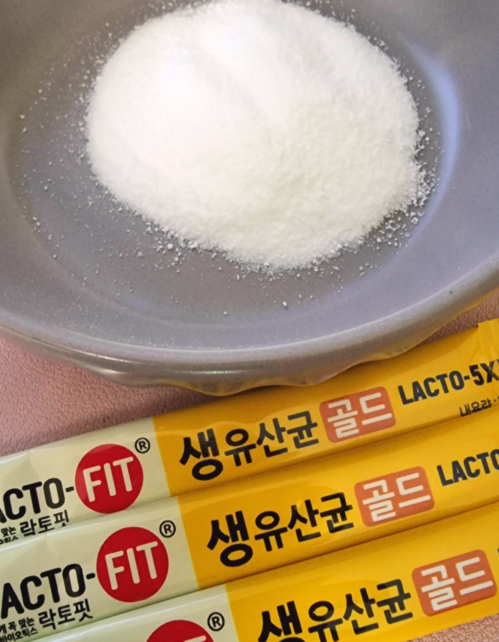 락토핏 접시에 덜어서 살펴보고 있는 사진