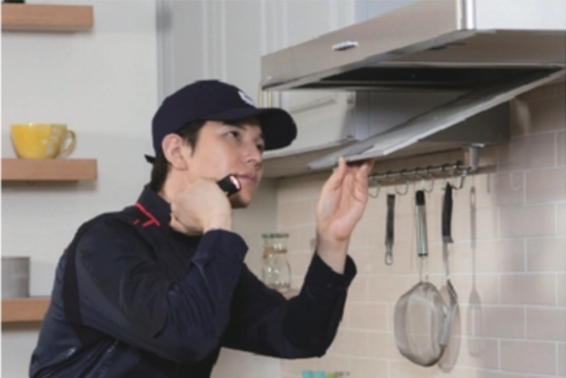 직원이 환풍기를 열어서 살핀다