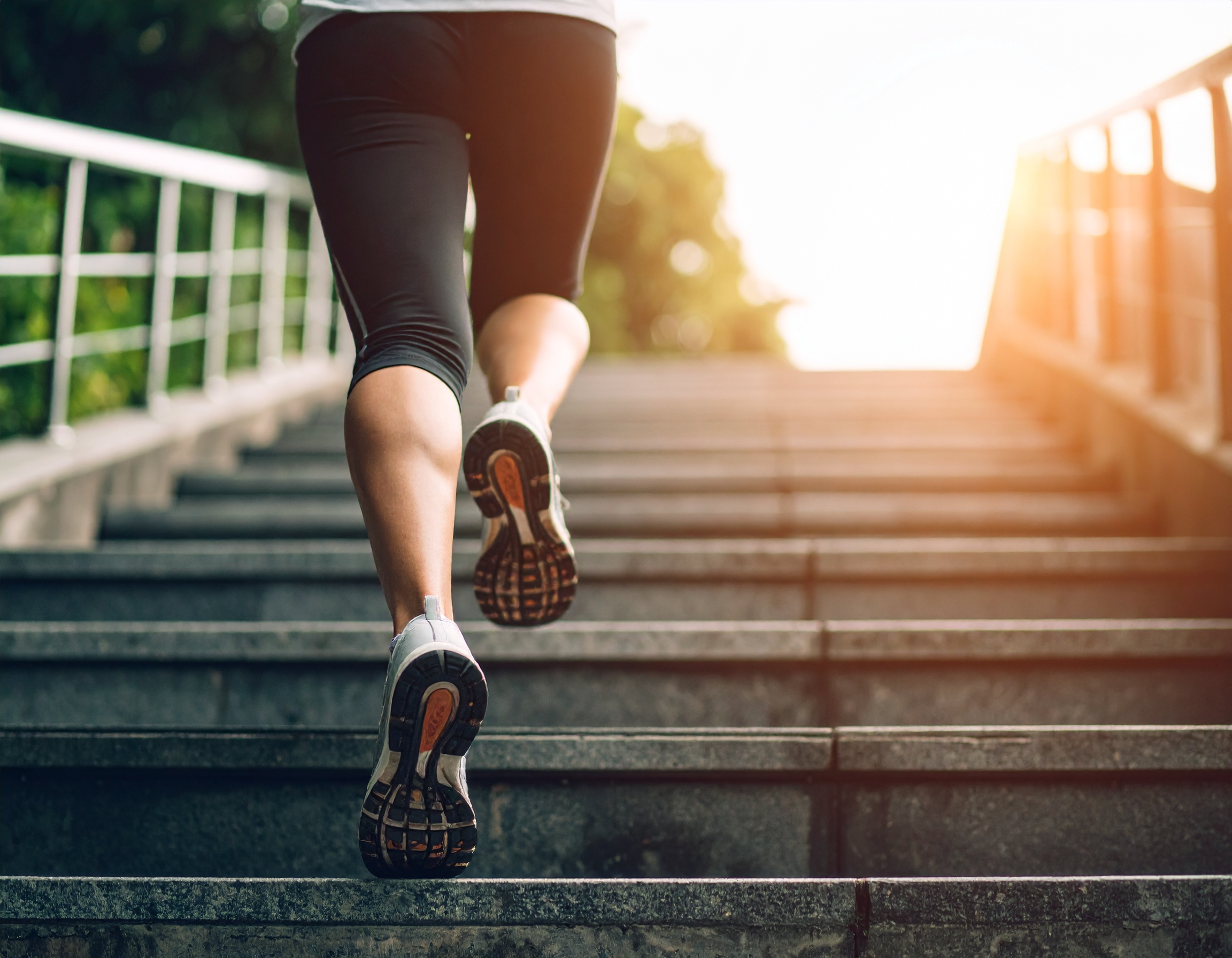 계단 오르기 운동을 하는 여성의 다리, 햇빛이 비추는 모습