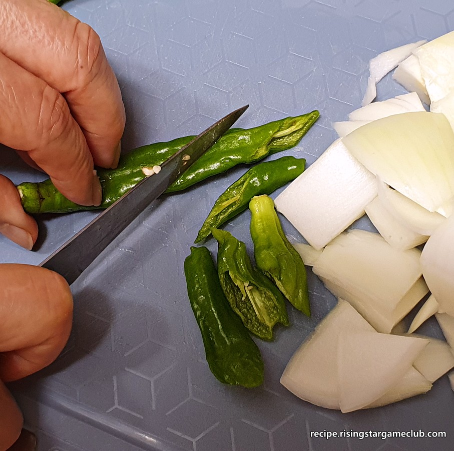 꽈리고추 소세지 볶음에 들어갈 꽈리고추를 손질하는 사진