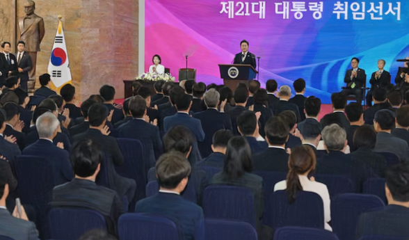 국민임명식은 대통령이 국민으로부터 권한을 위임받는 과정을 상징적으로 형식화한 행사로, 헌법 제1조의 국민주권 원칙을 실제 절차로 구현하는 데 그 의의가 있습니다. 대통령이 일방적으로 취임하는 기존 형식에서 벗어나, 주권자인 국민이 대통령을 임명한다는 새로운 구조를 통해 권력의 출처가 국민임을 명확히 드러냅니다. 이는 광복 80주년이라는 역사적 맥락 속에서 대한민국이 어떤 기반 위에 서 있으며, 앞으로 어떤 방향으로 나아가야 하는지를 확인하는 공공적 의미를 지닙니다.
