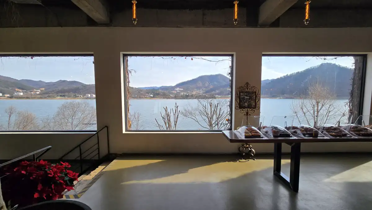 대너리스 1층:사각 프레임의 통창과 북한강 뷰