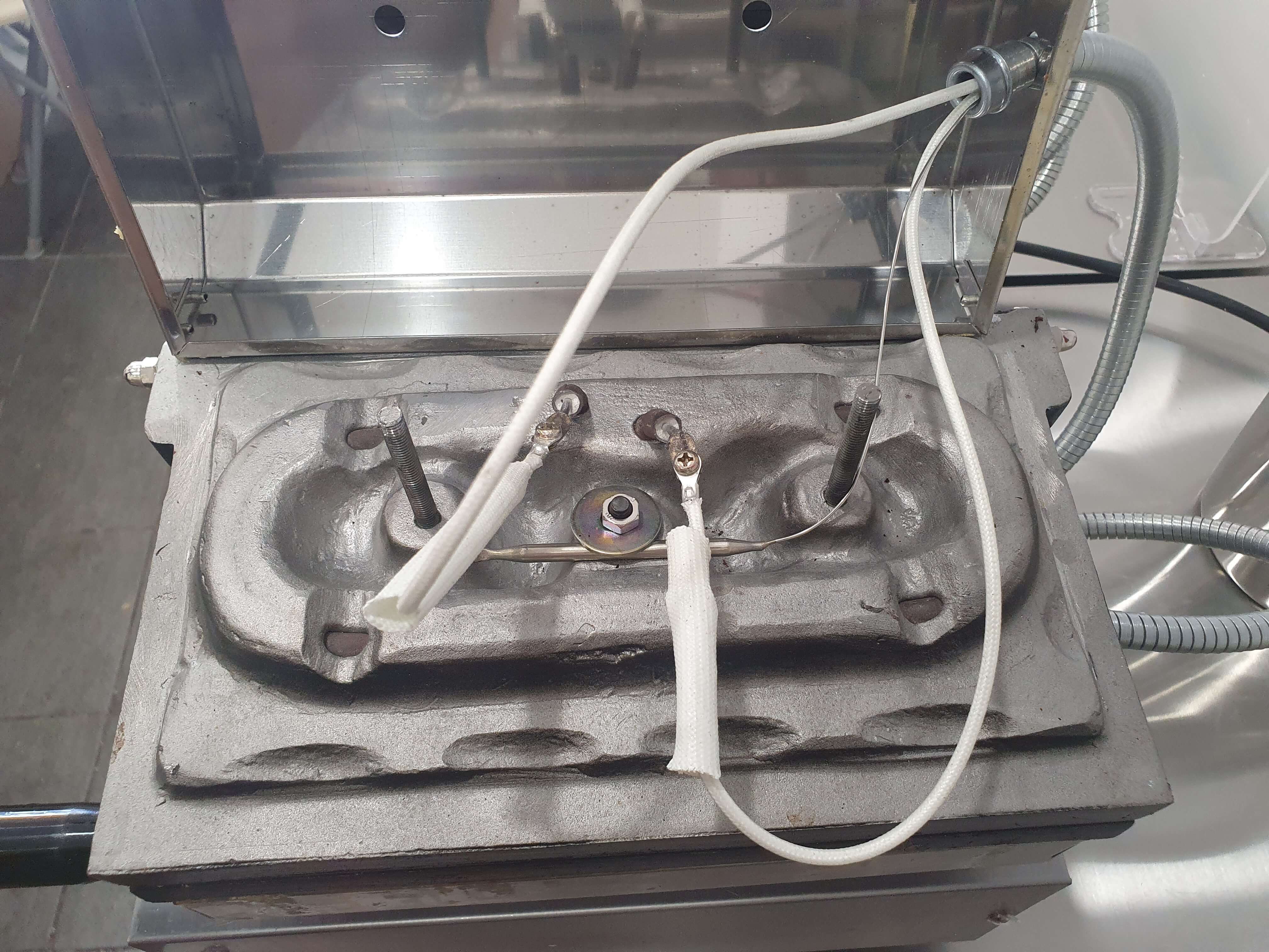 호두과자 기계 커버 분리 모습