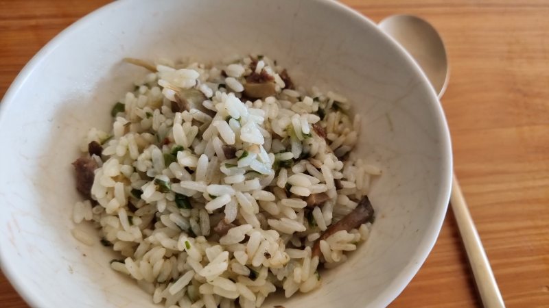 밥그릇속 소고기 버섯 비빔밥