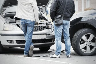 교통사고후-본네트를-열고-확인하는-두사람