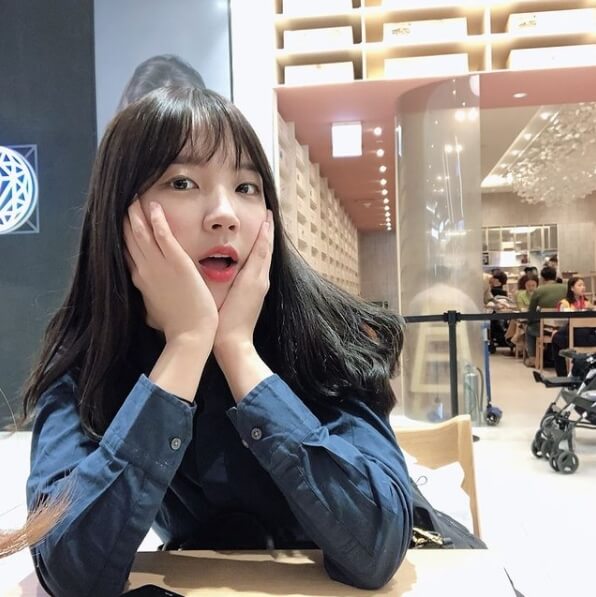 실내앉아있는여자-두손으로턱을가리는모습