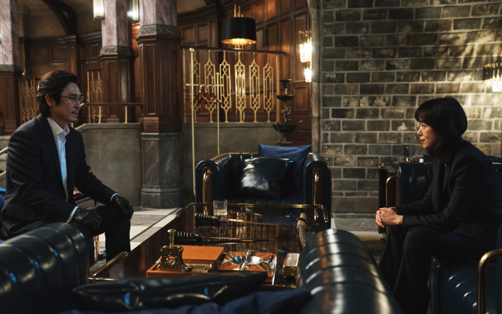 서로마주보고있는설경규와전도연