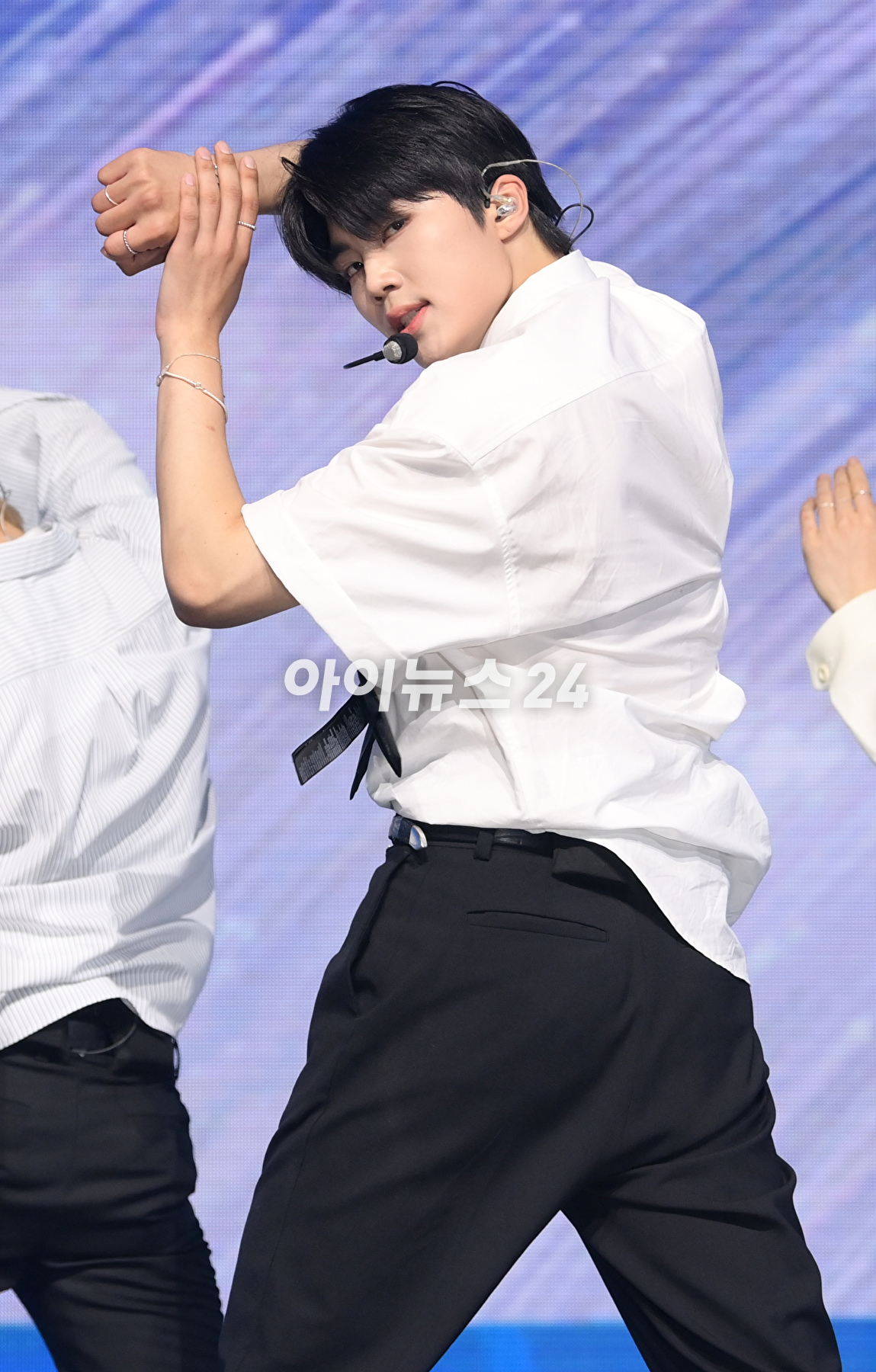 그룹 제로베이스원 박건욱이 10일 오후 서울 광진구 광장동 예스24라이브홀에서 열린 제로베이스원(ZEROBASEONE) 데뷔 쇼케이스에 참석하고 있다. [사진=정소희 기자]