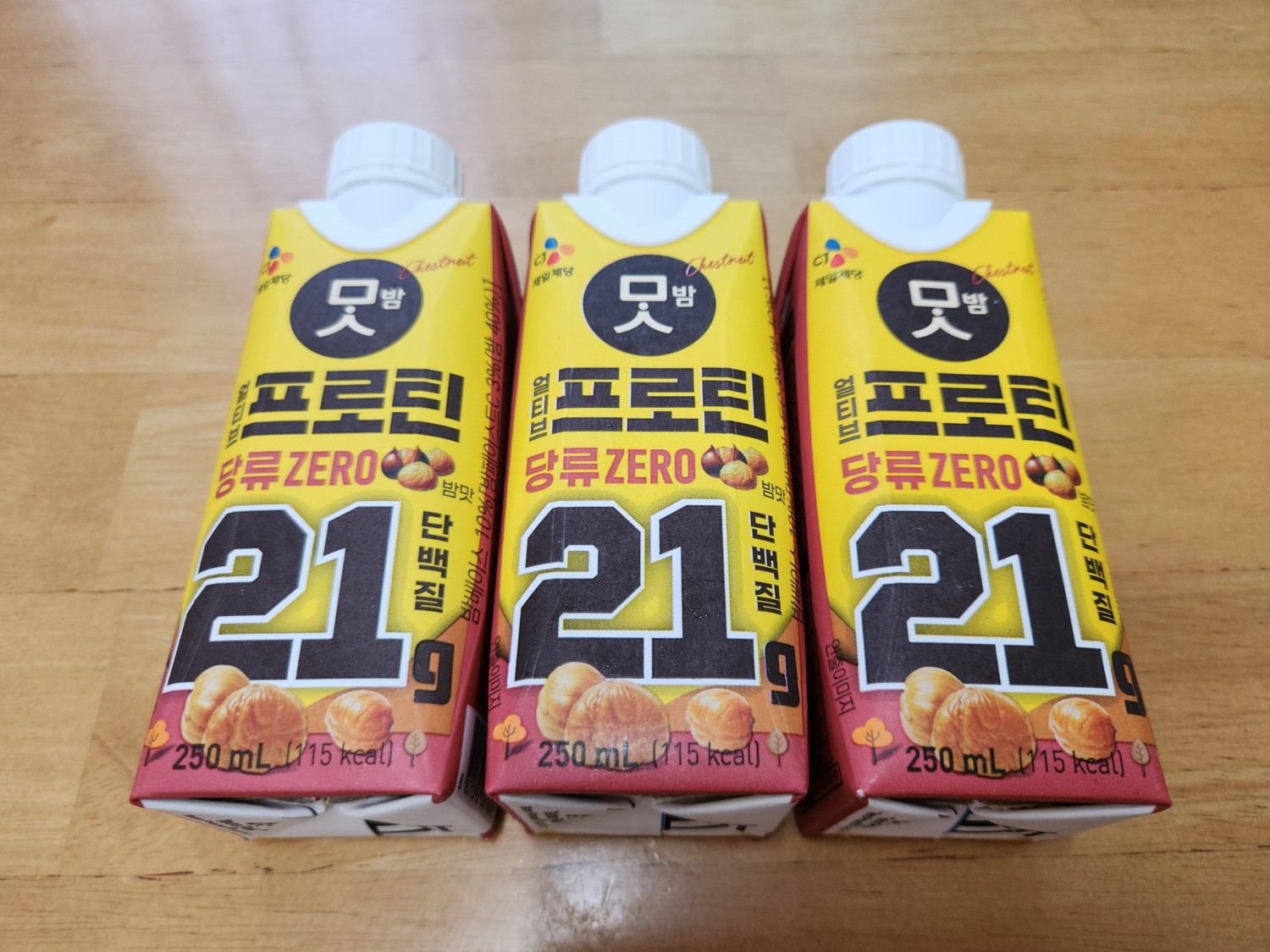 음료수 3개가 테이블 위에 놓여 있다