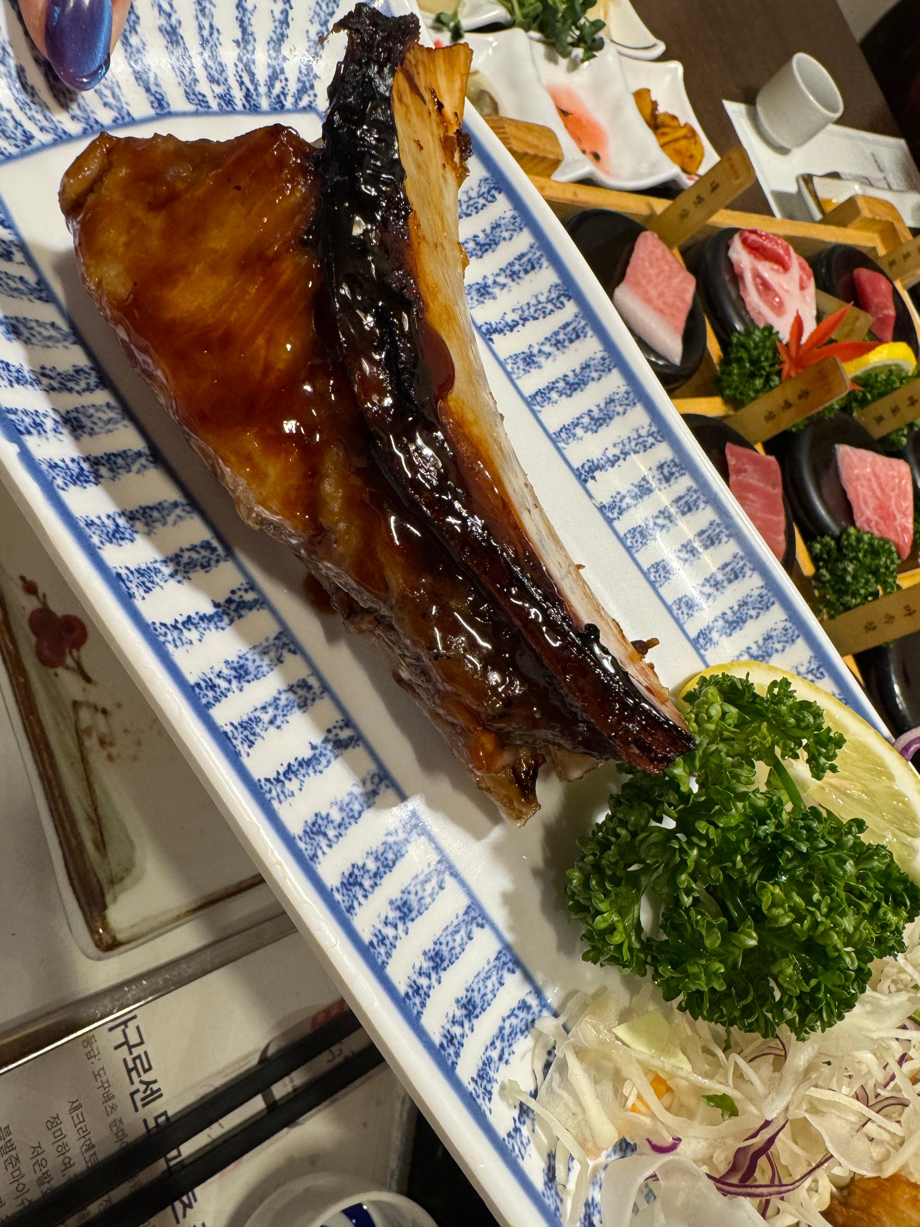 남부터미널 마구로센 참치 코스 중간에 제공되는 구이 &ndash; 간장소스에 윤기 나는 참치살 구이