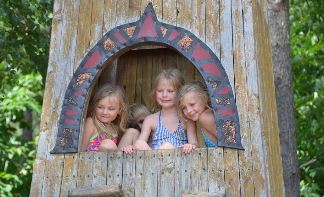 쉼터에 노는 아이들