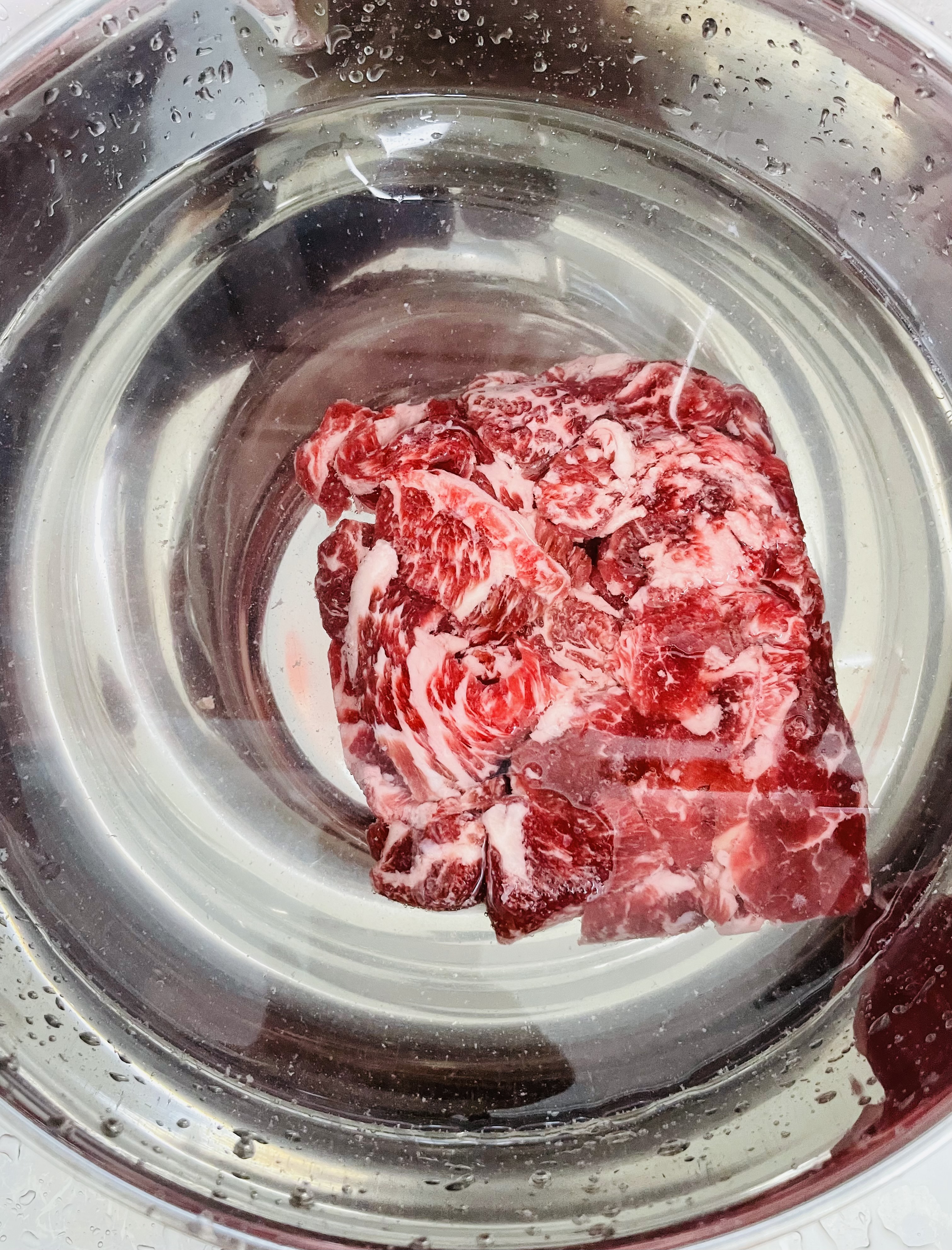 소고기의 핏물을 제거 하는 모습입니다.