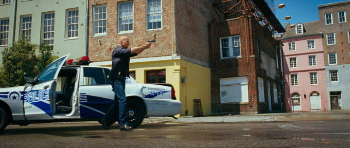 브루스윌리스의화려한액션장면총을겨누고있다.