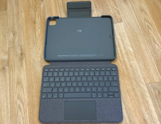 로지텍 폴리오 터치 - 케이스 펼친 모습