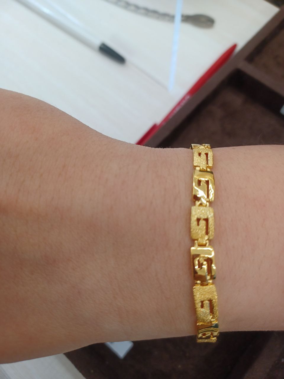 한국공인금거래소 순금 귀금속 착용샷