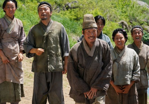 주인공을 위해 내어주는 마을 사람들