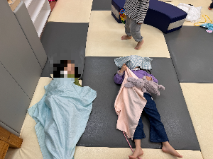 낮잠 안 자려는 아이, 억지로 재워야 할까?