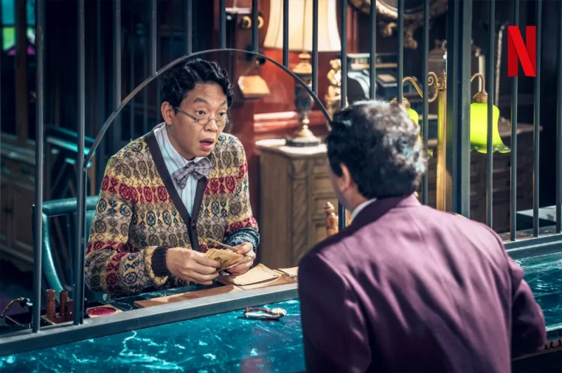 전당포에서 돈을 세고 있는 구갑평을 연기하는 배우 박지환