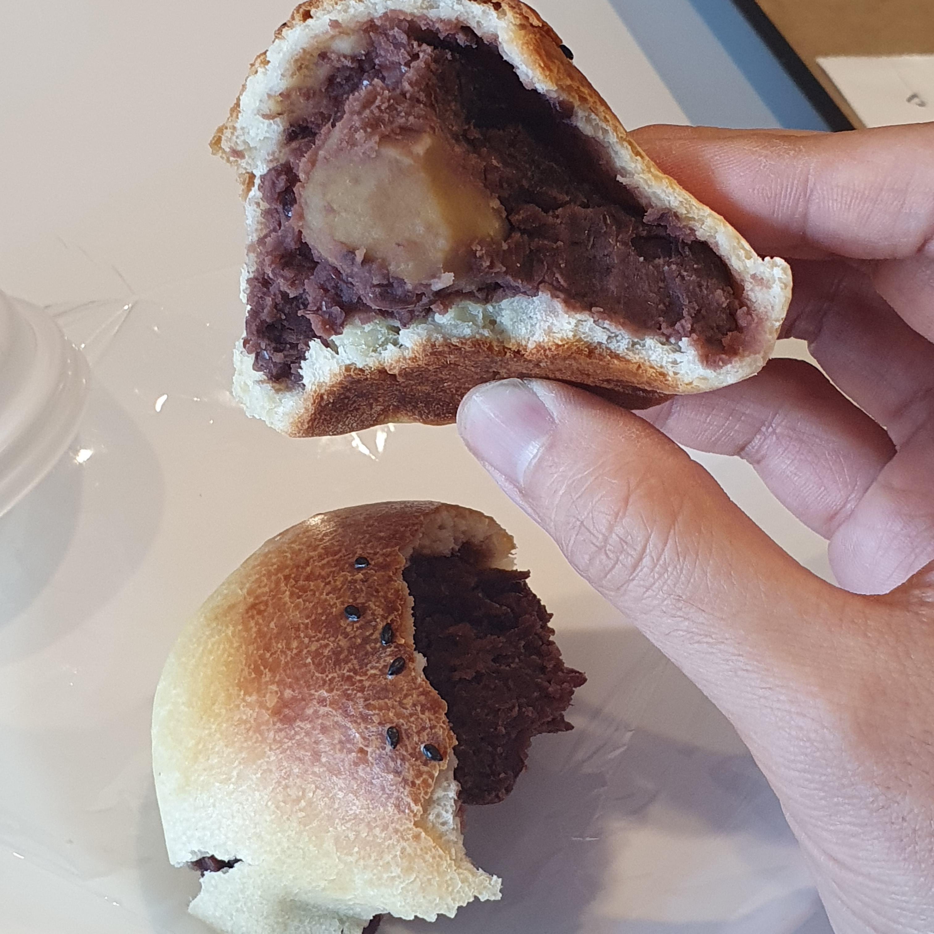 30% 당도 공주밤팥빵은 상당히 담백하다
