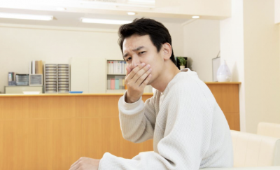 입안이 아픈 남성