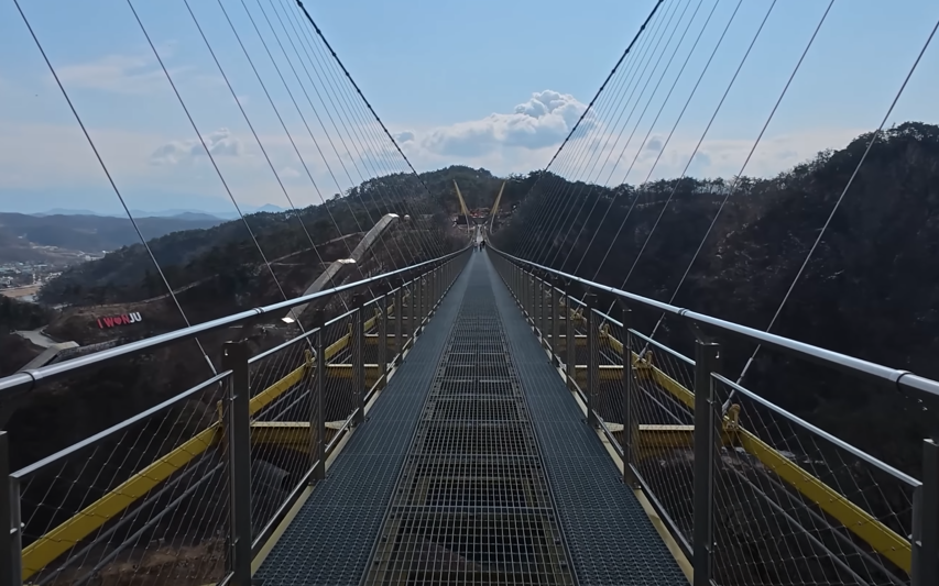 이제 소금산의 현수교인 울렁다리를 건너 보실까요?