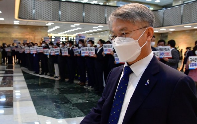 한동훈 장관과 검수완박을 위해 민주당을 탈당한 민형배 의원