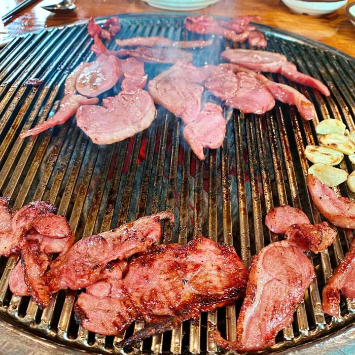 식객 허영만 백반기행 안재모 편 참나무 훈제 통오리 장작 구이 바베큐 오리고기 통삼겹살 목살 BBQ 고양 서오릉 맛집 소개