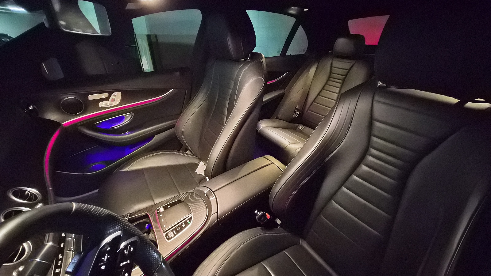 벤츠 E클래스 실내등 전체 점등, 앞좌석과 뒷좌석 모두 밝게 비추는 조명