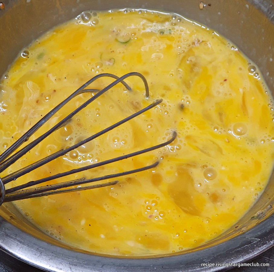맛있는 동그랑땡의 계란물을 입히기 위해 계란을 거품기로 풀어 놓은 사진