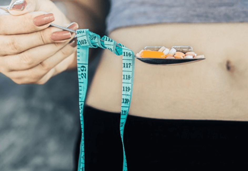 다이어트-보조제-가득한-테이프-줄자-감긴-숟가락