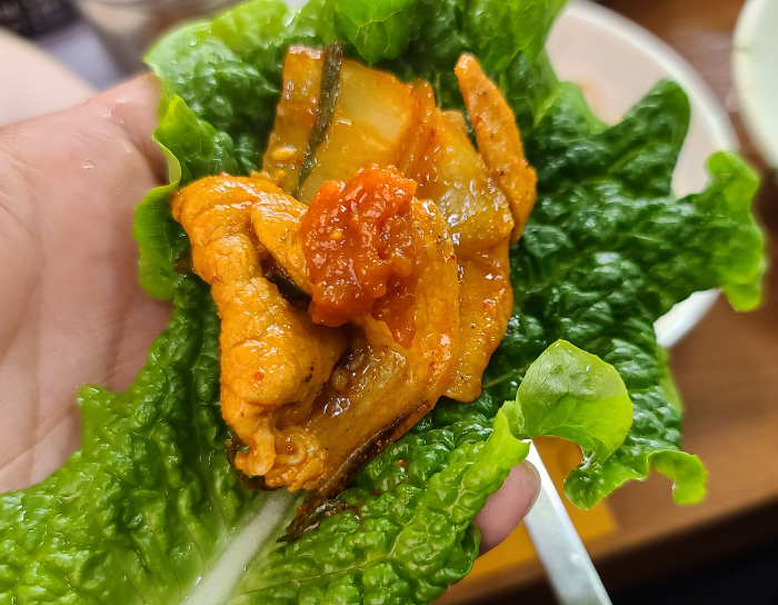 제주맛집 흑돼지 두루치기 제주점심식사 성산흑돼지두루치기 흑돼지두루치기세트 당면사리 콩나물 완성 한쌈