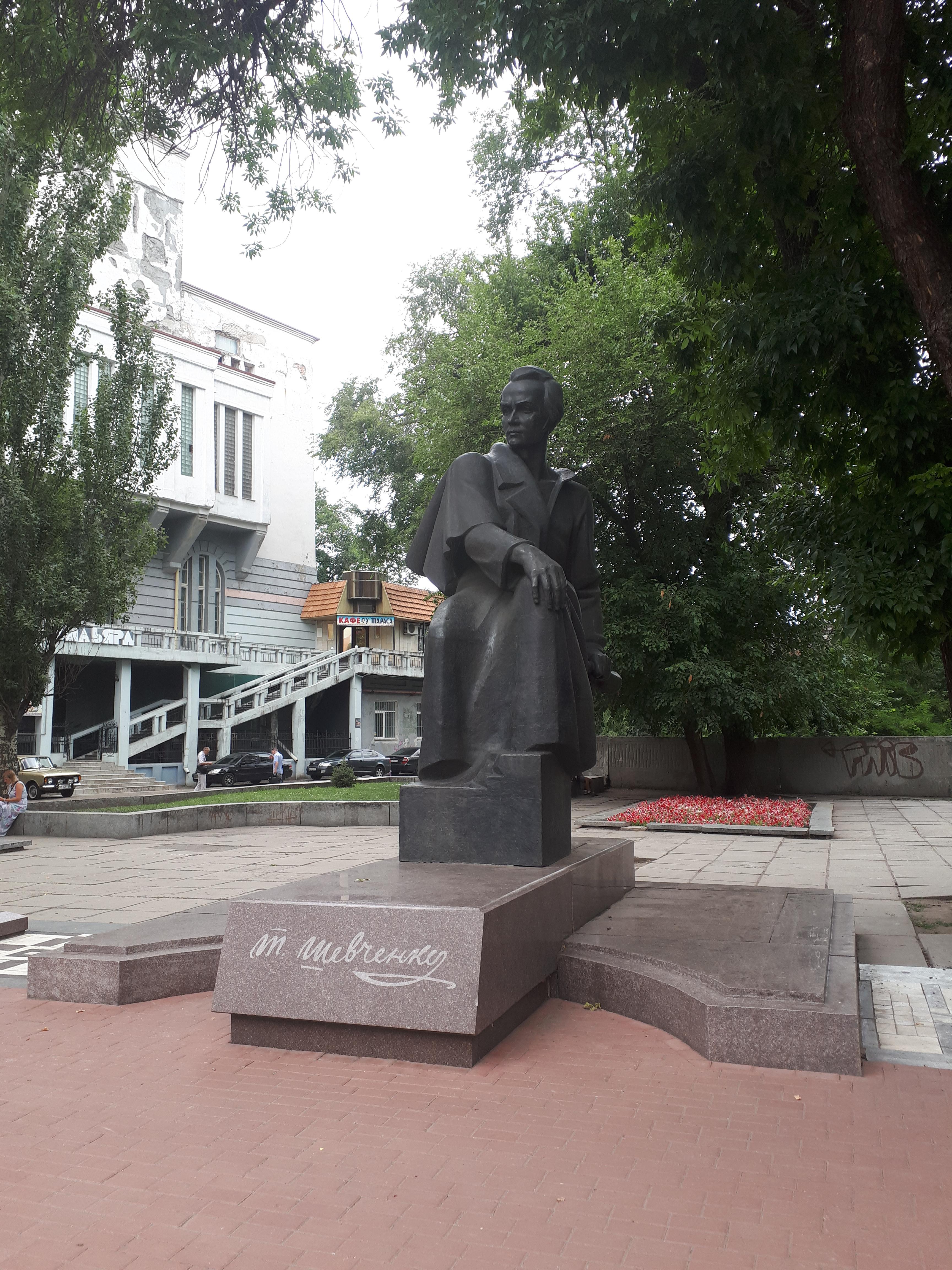 우크라이나 드니프로 거리의 동상