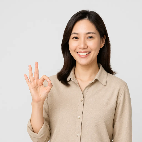 에너지바우처 혜택에 만족하며 OK 사인을 보내는 한국인 여성 이미지