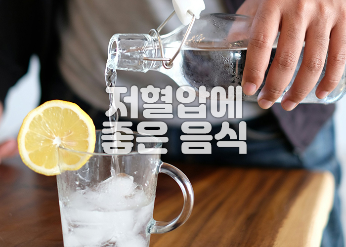 사람이 컵에 생수를 따르고 있는 이미지