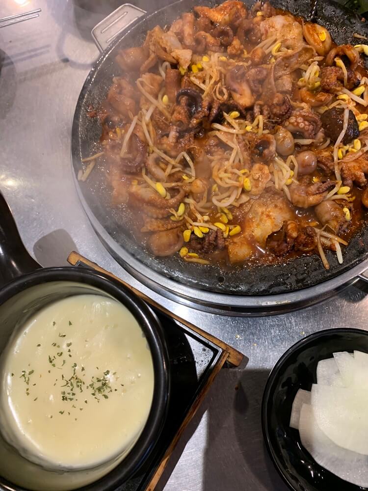 치즈 퐁듀가 녹아 맛있게 먹을 수 있게 조리가 된 모습