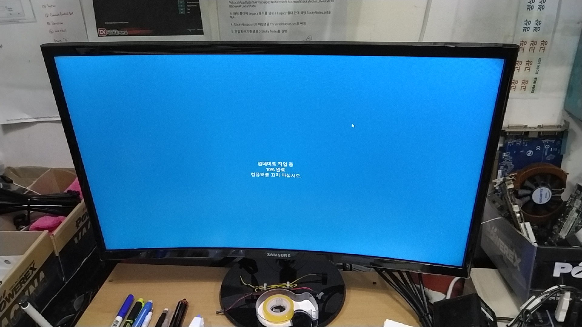 구형 CPU에서 업데이트 다운로드 1회 실패 후 다시 시도 후 정상 설치됐습니다. 업데이트 실패됐을 경우에도 다운로드 재시도 메세지는 없었어요. 별상관이 없는 듯 합니다. 구형 컴퓨터에서 항상 문제가 많이 생깁니다. 6세대 이상 (~11세대)는 업데이트 실패 문제가 거의 잘 안 생깁니다.