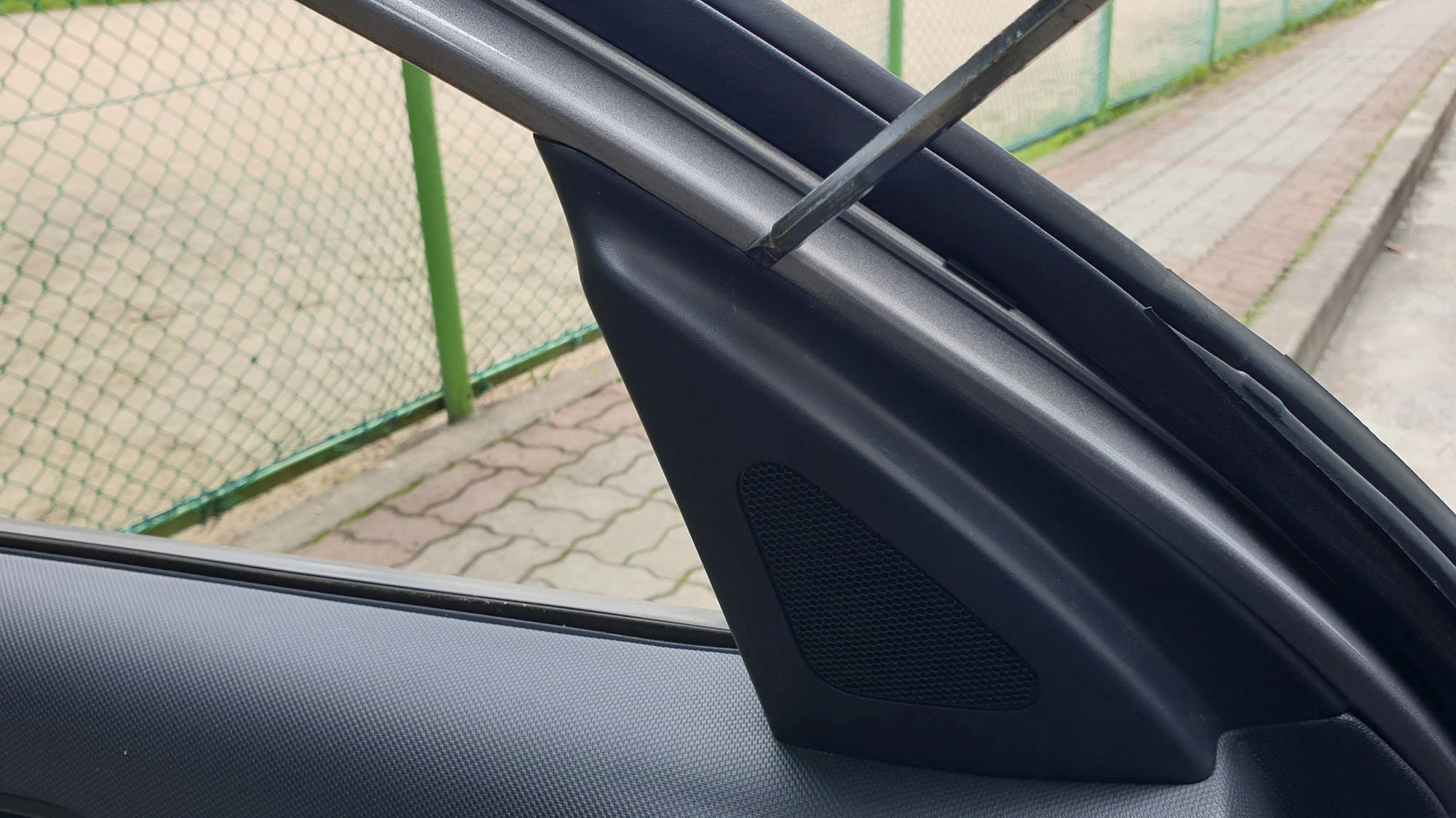 사이드 미러 커버 여는 모습