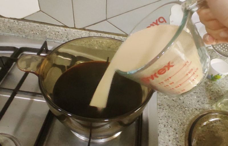 진한홍차에 설탕을 넣는 사진